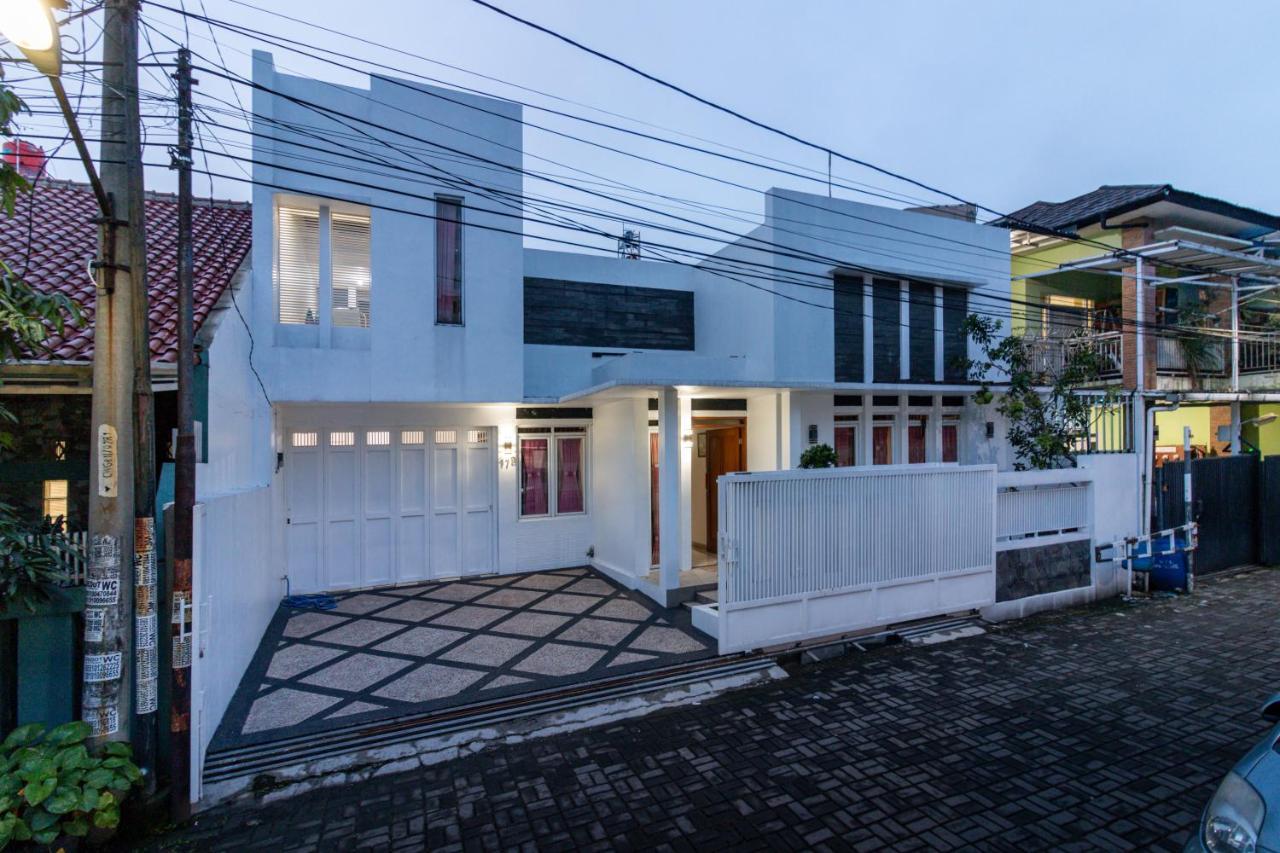 Spacious, White-Villa Belgareti @Kiara Condong Bandung Exterior photo